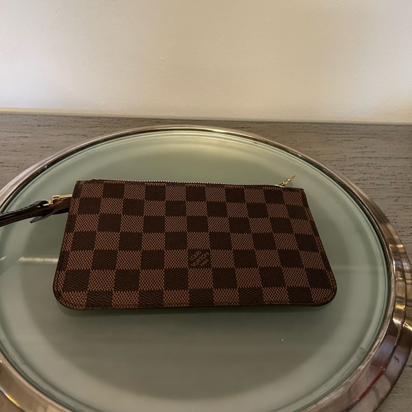 NWOT LOUIS VUITTON DAMIER WITH RED INSIDE POUCHETTE WRISLET CLUTCH W DUST BAG - Picture 2 of 14